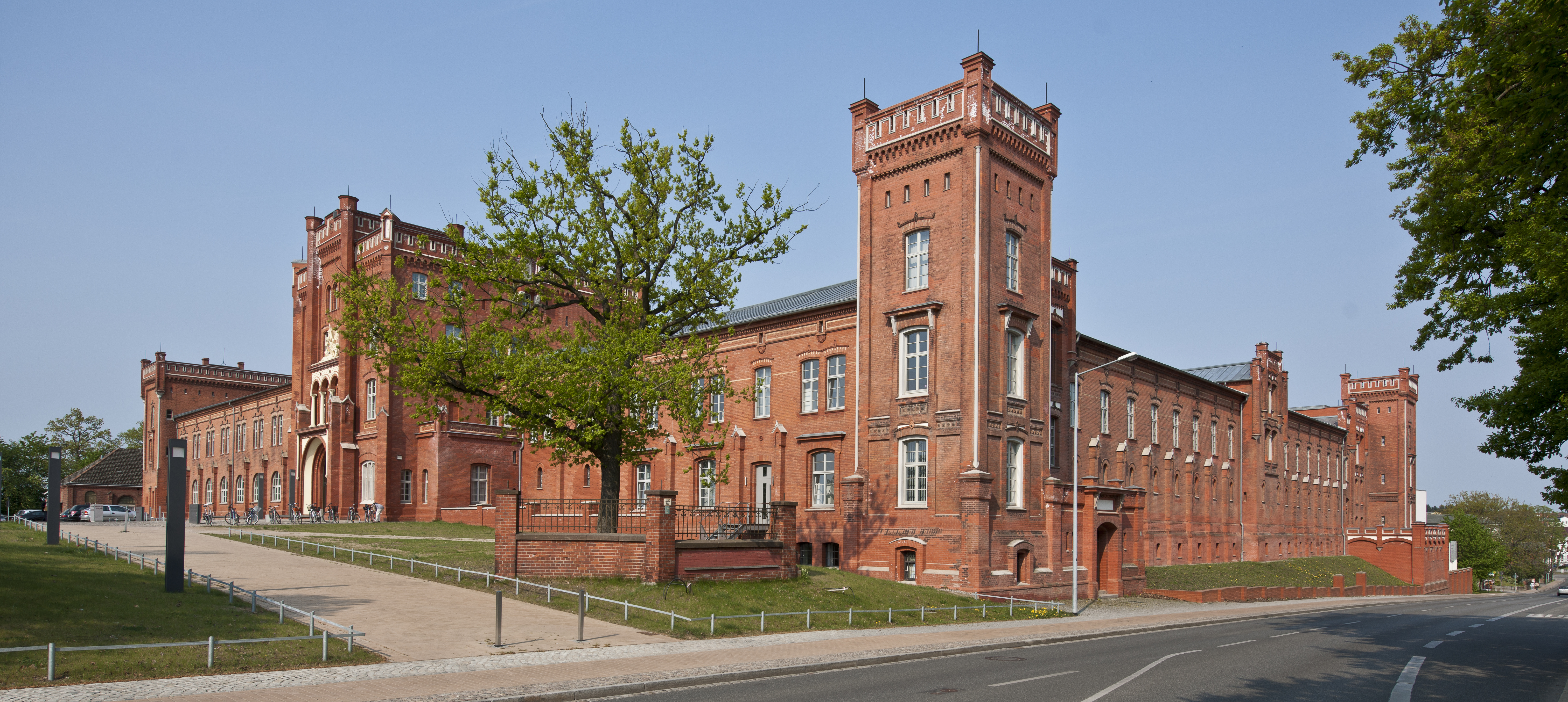 Alte Artilleriekaserne Schwerin (außen) heute Finanzamt | Foto: Jörn Lehmann